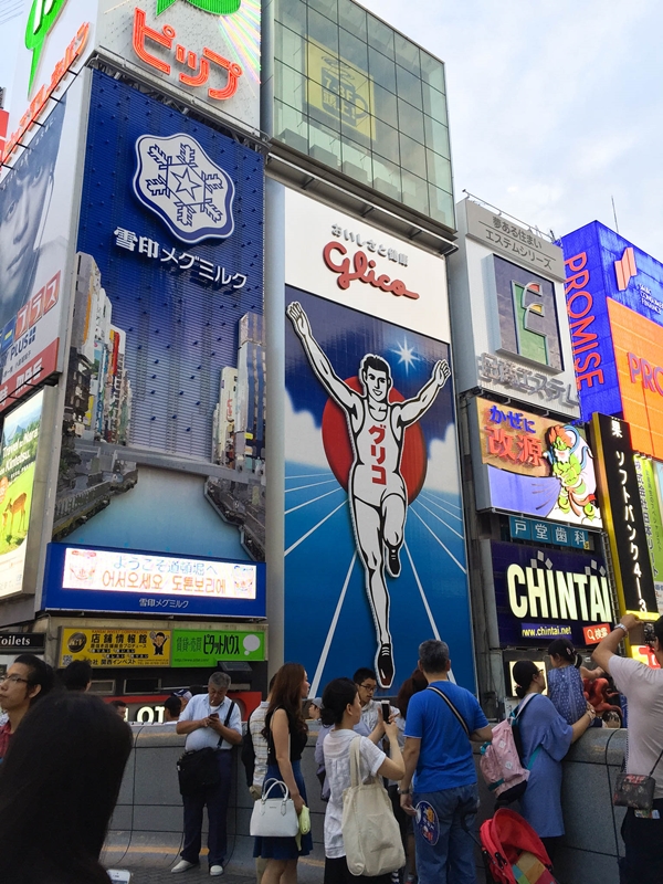 Food and travel guide Osaka Japan - Glico running man