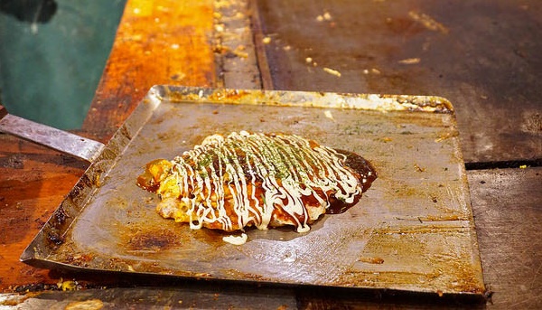 Food and travel guide Osaka Japan - Okonomiyaki Fukutaro