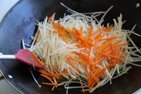 Shredded Potato Stir Fry (酸辣土豆丝) - Omnivore's Cookbook