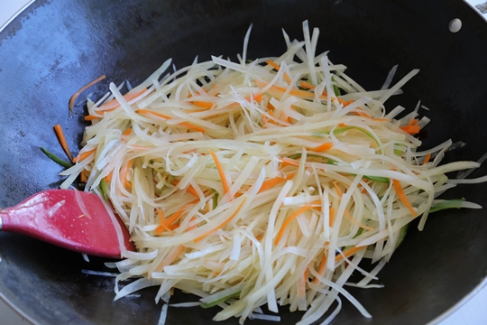 Shredded Potato Stir Fry (酸辣土豆丝) - Omnivore's Cookbook